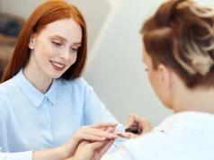 Stylistki robią go zamiast zwykłego frenchu. Najmodniejszy manicure jesieni
