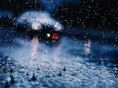 Deszcz to pułapka dla kierowców. Automatyczne światła nie zawsze przełączą się na mijania