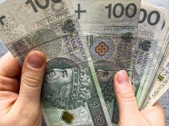 Polacy kupują więcej niż rok temu. Na topie samochody, meble i sprzęt