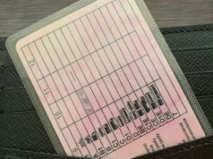 Jak zyskać kilka miesięcy na wykasowanie punktów karnych? Legalny manewr polskich kierowców pod lupą