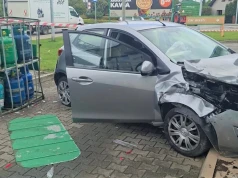 82-latek stracił panowanie nad autem. Uderzył w butle z gazem i paczkomat