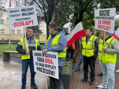 ’Dość oszczędzania na pracownikach’ – pikieta przed budynkiem Grupy Azoty w Mościcach