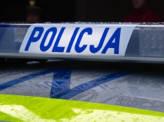 Kierowca wysiadł z auta i… upadł na chodnik. Miał trzy promile