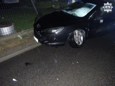 Sosnowiec: pijany kierowca bez uprawnień uderzył w ogrodzenie. Pasażer był poszukiwany listem gończym
