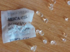Saszetki z kuleczkami nie są śmieciem. Przydadzą się w butach, torbie i garażu