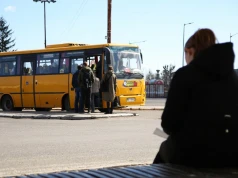 "Kursuje okazjonalnie". Tak na dworcach zachęcają Polaków do jazdy autem