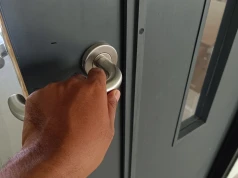 Dlaczego lepiej nie zostawiać klucza w zamku na noc? Chodzi o bezpieczeństwo