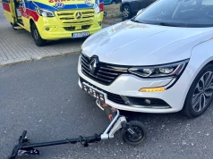 Zielona Góra. Wypadek, 13-latek na hulajnodze elektrycznej wjechał pod Renault