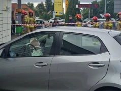 Mazda wypadła z drogi i zatrzymała się na paczkomacie. Za kierownicą 82-latek