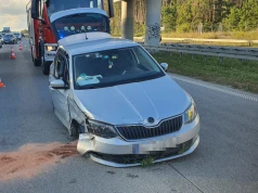 Pijana 34-latka staranowała BMW na S17. Bez koła przejechała jeszcze 400 metrów