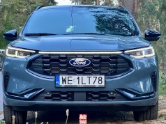 Ten popularny kompaktowy SUV jest tańszy w wersji hybrydowej niż spalinowej. Znam szczegóły