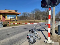 Trzy miesiące bez prawa jazdy za wjazd na przejazd kolejowy na czerwonym świetle. Rząd przyjął projekt