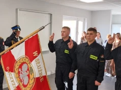 Ślubowanie w człuchowskiej komendzie. Trzech nowych strażaków wstąpiło w szeregi PSP