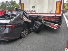 Poważny wypadek na S1 w Mysłowicach. Osobówka wjechała w naczepę ciężarówki