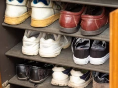 Włóż do szafki na buty. Po przykrej woni nie będzie śladu