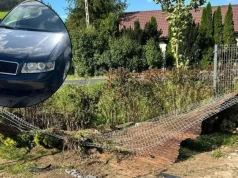 Staranował ogrodzenie i uderzył w maszynę budowlaną. Pijany i poszukiwany kierowca wpadł pod Glinojeckiem