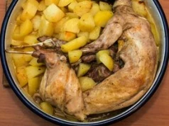 W takiej temperaturze piecz królika. Mięso będzie soczyste i bardzo smaczne