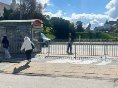 Barierka miała oddzielić pieszych od rowerzystów. Ci pierwsi zaczęli chodzić ścieżką rowerową