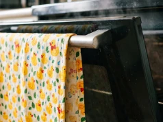 Dlaczego nie powinieneś wieszać ściereczki na drzwiczkach piekarnika? Powód daje do myślenia