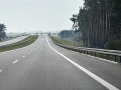 Czy motocyklista ma prawo wjechać na pas awaryjny?
