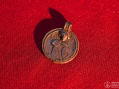 Tysiącletni amulet z Rosji. Chrześcijański wojownik łączy się w nim z mitologią