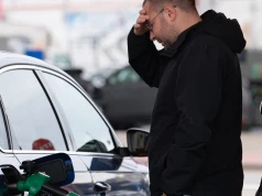 Kierowcy wciąż tak oszczędzają na paliwie. Kwoty zaskakują. Nie każdemu się to opłaci