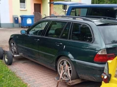 Tak skończyło się parkowanie przed bramą przedszkola. BMW odholowane