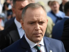 Nawrocki traci zaufanie w zawrotnym tempie. Ściga go Sikorski