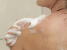 Prysznic wieczorem czy rano? Mikrobiolożka zabrała głos
