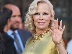Trzy lata bez makijażu. Pamela Anderson prezentuje nowy look na Milan Fashion Week