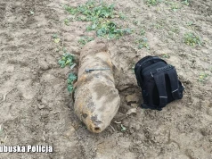 120-kilogramowa bomba pod kołami ciągnika. Niebezpieczne znalezisko podczas prac polowych