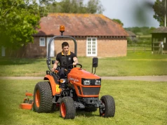 Jaki mały ciągnik do gospodarstwa? 7 rzeczy, które warto sprawdzić przed zakupem