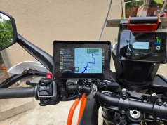 CPMC P5 – mały, 5-calowy ekran CarPlay i Android Auto na motocykl. Z kodem Motovoyager22 za 260 zł