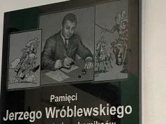 Godzinę po odsłonięciu tablicy Wróblewskiego ktoś złożył donos w wydziale oświaty. Wojtasiński o hejterach