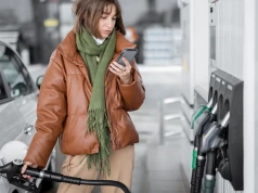 Nigdy nie korzystaj z telefonu na stacji paliw. Wielu Polaków łamie ten zakaz. Ogromne ryzyko