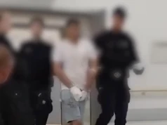 Nagranie z SOR-u po ataku w Jarosławiu. Policjanci przyprowadzili tam nożownika z Ukrainy