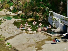 Woda ma tu 47 stopni Celsjusza. Za kąpiel wśród gór nie zapłacisz ani grosza