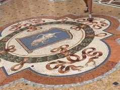 Legenda mówi, że przynosi szczęście. Turyści od lat kręcą się wokół tej mozaiki