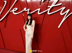 Dakota Johnson w bardzo śmiałej stylizacji. Cielista koronka sięgała do samej ziemi
