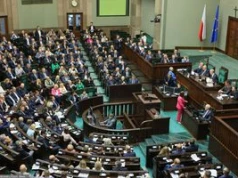 Zaskakujący sondaż. KO wygrywa, ale prawica bierze Sejm