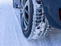 ADAC wziął pod lupę popularne opony. Połowy testowanych modeli nie poleca