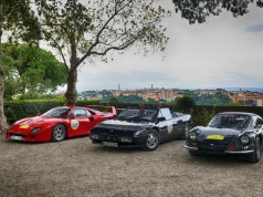 Ferrari Cavalcade Classiche 2026 nad jeziorem Garda. 75 załóg i ponad 30 klasycznych modeli