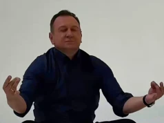 Poseł KO jak Romeo. Wije się przed aparatem w ekskluzywnej sesji i udaje kwiat lotosu