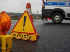 Droga krajowa całkowicie zablokowana. Kierowca osobówki w szpitalu po zderzeniu z ciężarówką