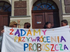 Biskup z Legnicy wybrał wojnę. Wierni w geście protestu rzucają na tacę po 5 groszy