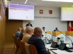 Nowa szkoła muzyczna w Łącku, filia wydziału komunikacji w Podegrodziu i miliony dla szpitala. Ważne decyzje powiatu