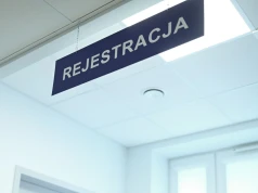 Wstrząsające sceny w przychodni. Ciało kobiety godzinami leżało na schodach