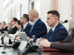 Świadczenie rośnie z 2150 do 2500 zł. Program rusza w październiku