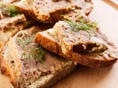 Ten pasztet nie potrzebuje ani grama mięsa. Grzyby dodają mu głębi