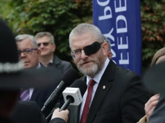 Grzegorz Braun wykluczony z własnej rozprawy na 30 minut. "Granice zostały przekroczone"